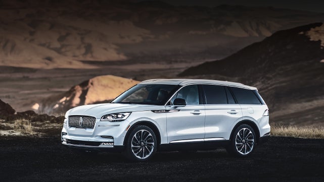 A 2024 Lincoln Aviator® SUV is parked at a mountain overlook | Lincoln Demo 5 in Derwood MD