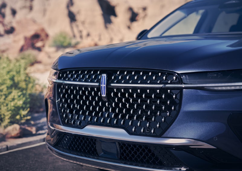 The stylish grille of a 2024 Lincoln Nautilus® SUV sparkles in the sunlight. | Lincoln Demo 5 in Derwood MD