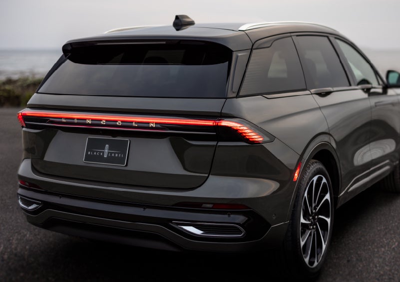 The rear of a 2024 Lincoln Black Label Nautilus® SUV displays full LED rear lighting. | Lincoln Demo 5 in Derwood MD
