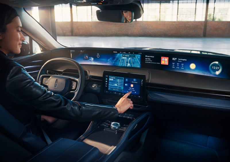 The driver of a 2024 Lincoln Nautilus® SUV interacts with the center touchscreen. | Lincoln Demo 5 in Derwood MD